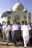 Mori visits Taj Mahal after urging India to sign CTBT